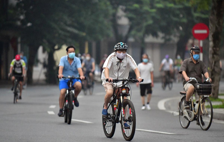 Trên vỉa hè chủ yếu là phụ nữ đi bộ, còn dưới lòng đường là các bậc cao tuổi, thanh niên, trung niên đạp xe.