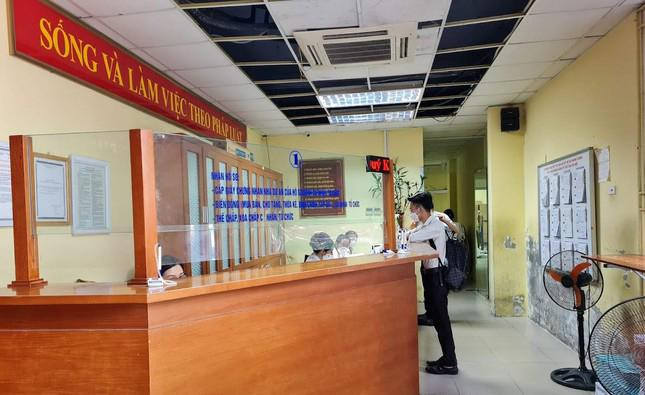 Theo đó, văn phòng trang bị bảo hộ cá nhân đầy đủ cho cán bộ nhân viên như khẩu trang y tế, kính chắn giọt bắn, gang tay y tế, nước sát khuẩn... Cá nhân, tổ chức đến nộp hồ sơ và lấy kết quả được yêu cầu đo thân nhiệt và khai báo y tế, xếp hàng theo các thủ tục đăng ký nộp hồ sơ đảm bảo khoảng cách theo quy định; trong phòng tiếp công dân không quá 10 người.