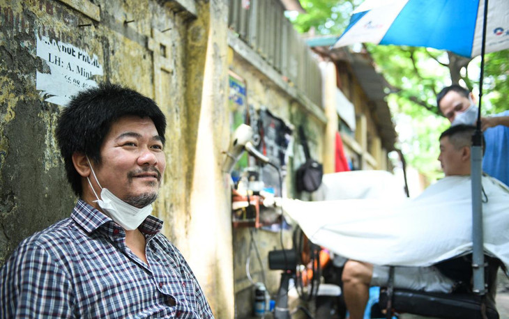 Tự nhận xét bộ râu tóc của mình như "người tối cổ" sau hơn 3 tháng chưa được cắt, ông Bá Huấn vui vẻ nói: "Vui một phần vì được làm đẹp, một phần vì cuộc sống của người dân Hà Nội có vẻ sẽ sớm bình thường trở lại". Ông cũng ngồi đợi tại đây gần 30 phút để tới lượt. Tự nhận xét bộ râu tóc của mình như "người tối cổ" sau hơn 3 tháng chưa được cắt, ông Bá Huấn vui vẻ nói: "Vui một phần vì được làm đẹp, một phần vì cuộc sống của người dân Hà Nội có vẻ sẽ sớm bình thường trở lại". Ông cũng ngồi đợi tại đây gần 30 phút để tới lượt.