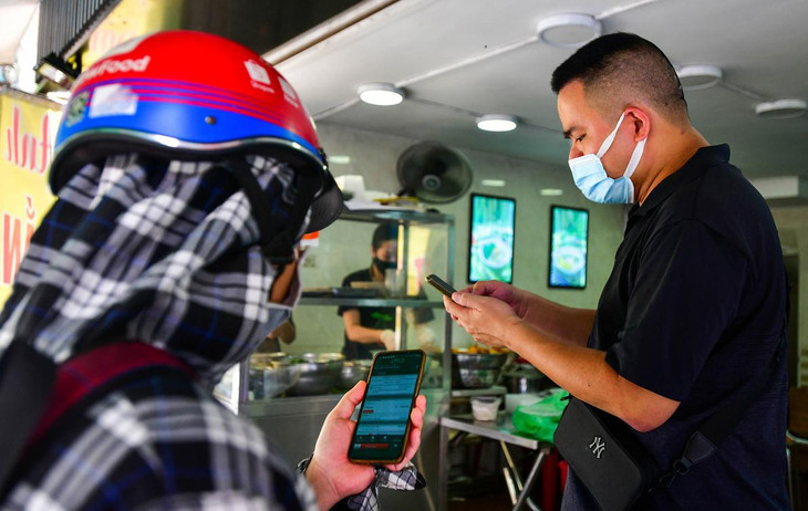 Những người đặt đồ ăn nhiều nhất là sinh viên và dân văn phòng. Tuy nhiên, nhiều tài xế cho rằng lượng đơn vẫn ít hơn trước đây do hầu hết sinh viên đã về quê và hiện học online, còn dân văn phòng cũng chưa đi làm đủ quân số.