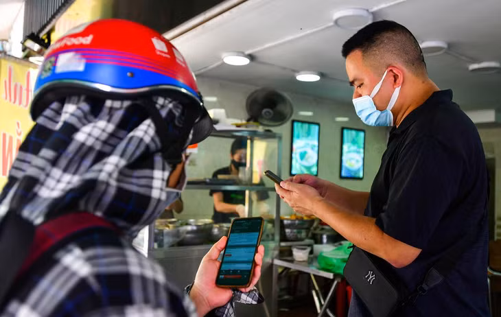 Những người đặt đồ ăn nhiều nhất là sinh viên và dân văn phòng. Tuy nhiên, nhiều tài xế cho rằng lượng đơn vẫn ít hơn trước đây do hầu hết sinh viên đã về quê và hiện học online, còn dân văn phòng cũng chưa đi làm đủ quân số.