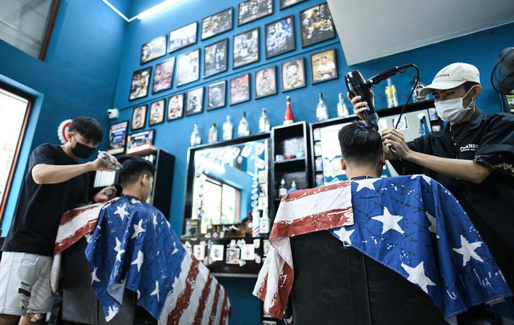 "Tôi hy vọng hôm nay sẽ kịp hoàn thiện toàn bộ lịch mà khách đã đặt", chủ tiệm tóc chia sẻ trong khi tất bật với công việc của mình dù đã tới giờ trưa. "Tôi hy vọng hôm nay sẽ kịp hoàn thiện toàn bộ lịch mà khách đã đặt", chủ tiệm tóc chia sẻ trong khi tất bật với công việc của mình dù đã tới giờ trưa.