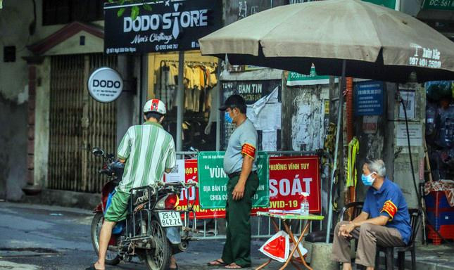 Một chốt vùng xanh được duy trì sau khi nới lỏng giãn cách, bảo vệ ở đây cho biết: "Việc rào kín mít sẽ đảm bảo an toàn cho người dân ở mức cao nhất. Dù Hà Nội đã được "tự do" hơn nhưng nguy cơ dịch bệnh vẫn còn hiện hữu". Một chốt vùng xanh được duy trì sau khi nới lỏng giãn cách, bảo vệ ở đây cho biết: "Việc rào kín mít sẽ đảm bảo an toàn cho người dân ở mức cao nhất. Dù Hà Nội đã được "tự do" hơn nhưng nguy cơ dịch bệnh vẫn còn hiện hữu".