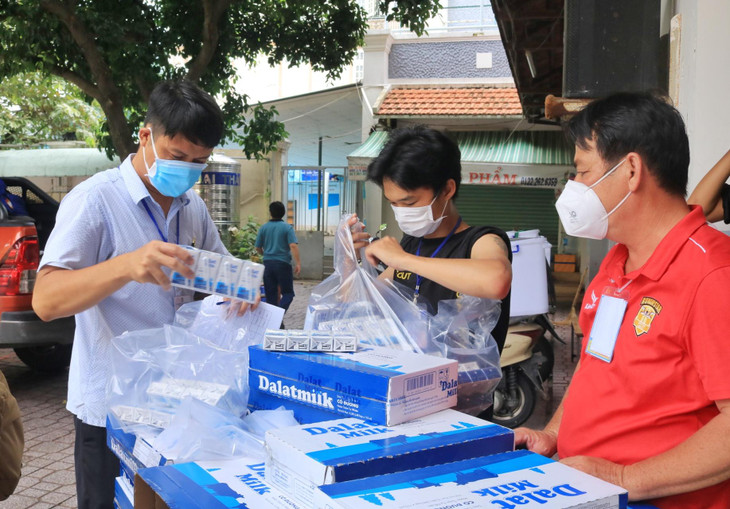 Trong túi an sinh do MTTQ Việt Nam TP.HCM chuẩn bị cho bà con thường có gạo, trứng, dầu ăn, sữa tươi – đặc biệt là phần sữa tươi sẽ được tăng cường cho các gia đình có con nhỏ, người già, người ốm.