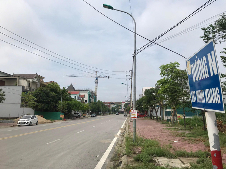 Tuy nhiên, đến nay các cụm công trình khách sạn, siêu thị, khu thể thao cây xanh hoàn toàn không được chủ đầu tư thực hiện. Thay vào đó chỉ là nhà ở đơn lẻ, biệt thự.