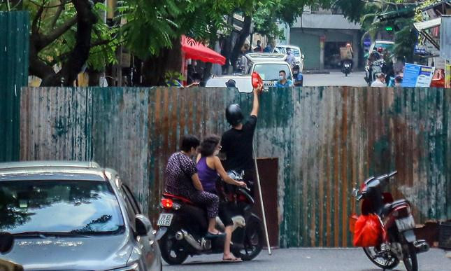 Nhịp sống hai bên đang dần trở lại &quot;bình thường&quot; song vẫn bị ngăn cách.