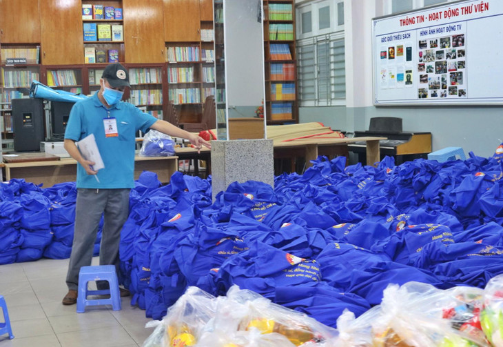 Một phòng tại trường THCS Trần Văn Ơn (phường Đa Kao, Quận 1), nơi được trưng dụng là một trong những kho chứa của Trung tâm an sinh TP.HCM đầy ắp túi an sinh chờ được đem trao.