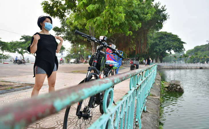 Chị Hằng (34 tuổi) chia sẻ: "Trong thời gian giãn cách, tôi ở nhà tranh thủ học làm bánh. Ăn nhiều đồ ngọt khiến tôi tăng cân, bây giờ đã được ra ngoài tập thể dục, mong rằng sẽ có thân hình thon gọn hơn".