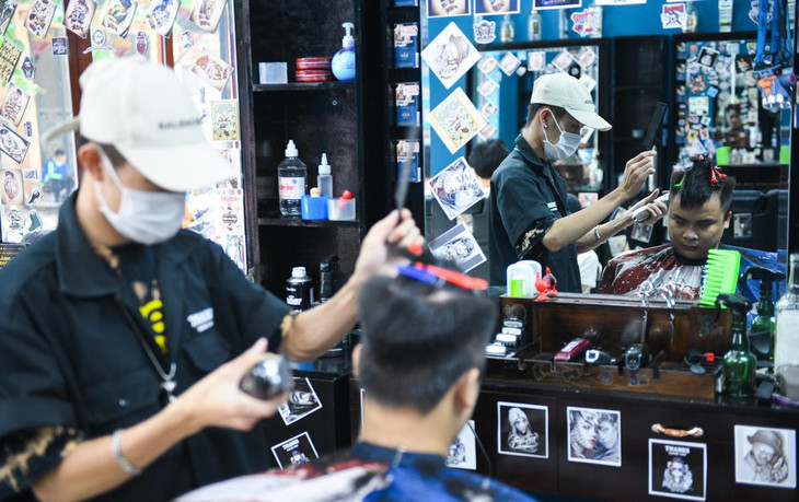 Anh Duy (chủ tiệm tóc) cho biết ngay từ đêm qua khi có thông báo cho phép mở cửa trở lại, rất nhiều khách đã nhắn tin để đặt lịch. Chỉ tới nửa buổi sáng, tiệm của anh đã đón gần 30 người. Anh Duy (chủ tiệm tóc) cho biết ngay từ đêm qua khi có thông báo cho phép mở cửa trở lại, rất nhiều khách đã nhắn tin để đặt lịch. Chỉ tới nửa buổi sáng, tiệm của anh đã đón gần 30 người.