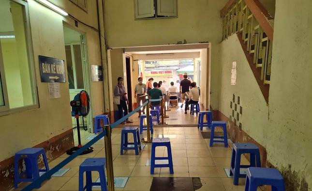 Hình ảnh tại Văn phòng đăng ký đất đai Hà Nội - Chi nhánh khu vực Ba Đình - Hoàn Kiếm - Đống Đa tại số 10 Đặng Dung (quận Ba Đình) sáng nay.