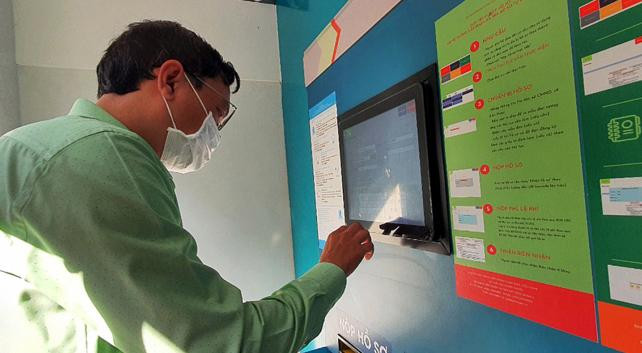 Máy tiếp nhận hồ sơ tự động ở UBND Quận 6 để hạn chế tiếp xúc trực tiếp người làm thủ tục