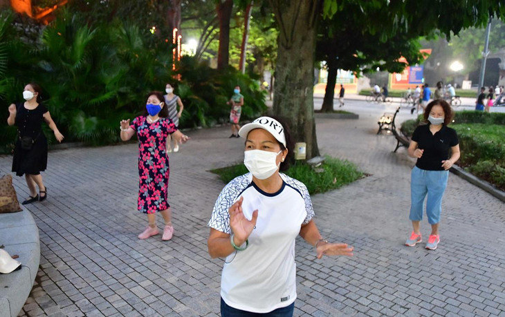 Bà Lê Thị Hiền, Chủ nhiệm CLB Sức khoẻ quận Hoàn Kiếm chia sẻ: "Nghỉ lâu ngày chị em ai nấy đều mệt mỏi cứ như người ốm, chỉ mong được đi tập lại. Nay được ra ngoài chúng tôi cảm thấy rất phấn khởi”.