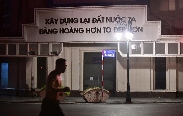 Từ 5h, khi mặt trời còn chưa mọc, một số người bắt đầu chạy bộ trên các tuyến phố xung quanh hồ Gươm.