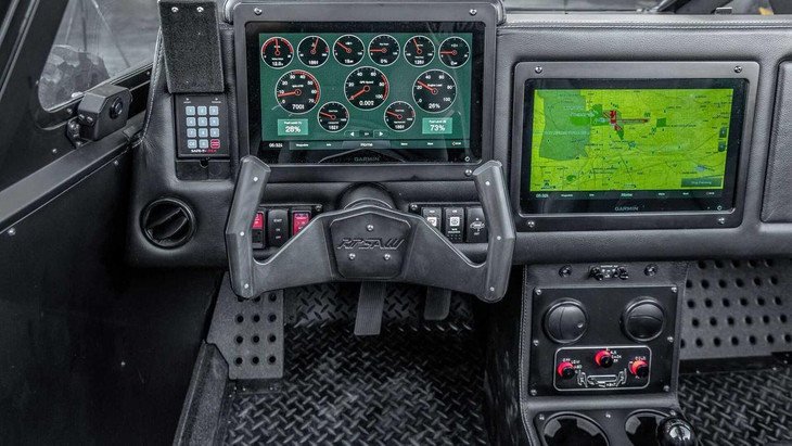 Bảng điều khiển của Ripsaw EV4-F4 đơn giản đúng phong cách xe quân sự với vô-lăng chữ U, nhiều nút bấm chức năng và 2 màn hình cảm ứng 12 inch đa chức năng của Garmin sản xuất. Ảnh: Hemings Auction Bảng điều khiển của Ripsaw EV4-F4 đơn giản đúng phong cách xe quân sự với vô-lăng chữ U, nhiều nút bấm chức năng và 2 màn hình cảm ứng 12 inch đa chức năng của Garmin sản xuất. Ảnh: Hemings Auction