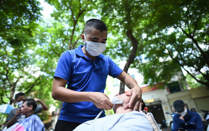 Theo nhận định của anh Huỳnh (thợ cắt), dù trong 2 tháng đóng cửa vì giãn cách, rất nhiều người tự cắt ở nhà, nhưng do không có chuyên môn nên đầu tóc sẽ không được đẹp. Chính vì thế khi mở cửa trở lại, các tiệm tóc vẫn sẽ đắt khách như thường. Theo nhận định của anh Huỳnh (thợ cắt), dù trong 2 tháng đóng cửa vì giãn cách, rất nhiều người tự cắt ở nhà, nhưng do không có chuyên môn nên đầu tóc sẽ không được đẹp. Chính vì thế khi mở cửa trở lại, các tiệm tóc vẫn sẽ đắt khách như thường.