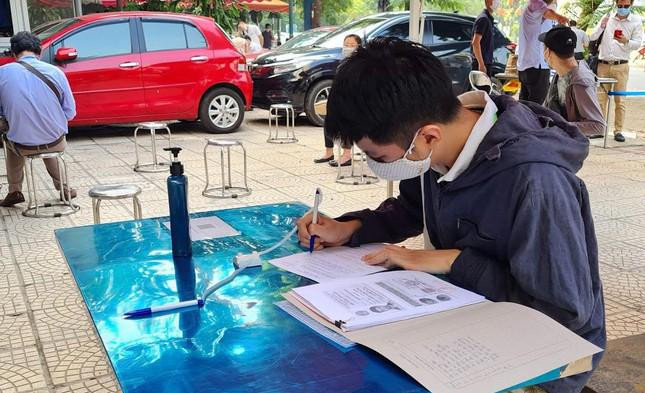 Hình ảnh người dân đến nộp hồ sơ, làm thủ tục liên quan đến nhà đất.