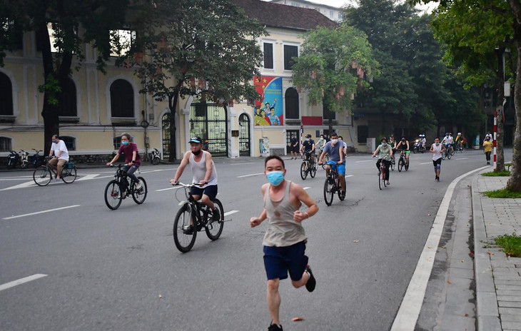 Nhiều người chạy bộ xuống lòng đường để không bị vướng đám đông đi bộ trên vỉa hè.