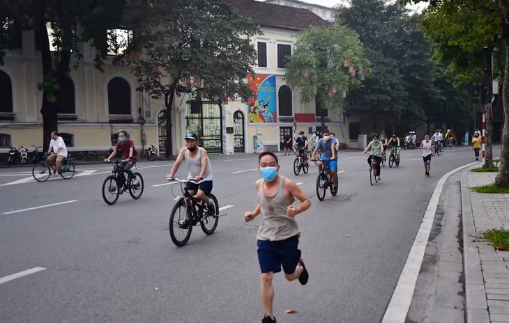 Nhiều người chạy bộ xuống lòng đường để không bị vướng đám đông đi bộ trên vỉa hè.