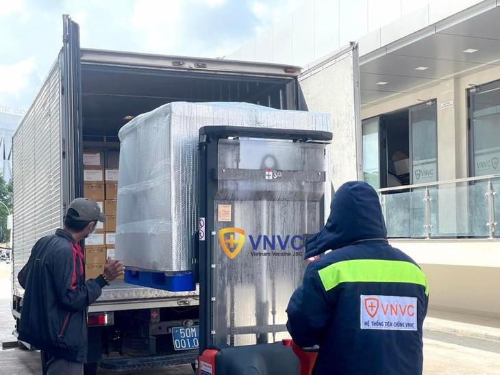 Hệ thống tiêm chủng VNVC tiếp tục bàn giao 1.317.500 liều vaccine Covid-19 của AstraZeneca cho Bộ Y tế.