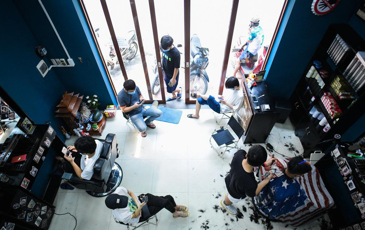 10h tại tiệm cắt tóc của anh Văn Duy nằm trên đường Bùi Xương Trạch, quận Thanh Xuân, lượng khách ra vào rất đông. Vì cửa hàng chỉ có 2 thợ cắt chính, nhiều khách hàng chấp nhận ngồi chờ. 10h tại tiệm cắt tóc của anh Văn Duy nằm trên đường Bùi Xương Trạch, quận Thanh Xuân, lượng khách ra vào rất đông. Vì cửa hàng chỉ có 2 thợ cắt chính, nhiều khách hàng chấp nhận ngồi chờ.