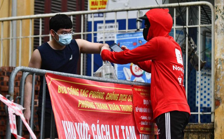 Một số shipper chưa tuân thủ đầy đủ 5K. Ngoài việc đứng đưa đồ ăn cho khách không đủ khoảng cách 2 m, họ còn hay tập trung túm tụm, thậm chí có người không đeo khẩu trang.