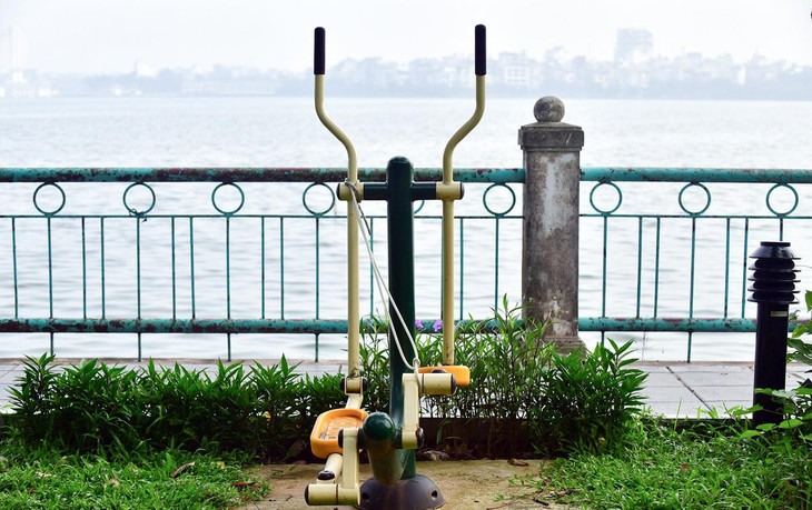 Nhiều thiết bị tập thể dục ven hồ vẫn chưa được gỡ bỏ niêm phong.
