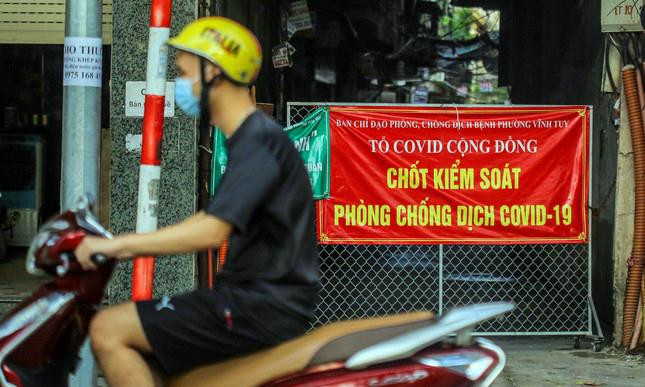 Tuy nhiên, trên nhiều tuyến phố như Kim Ngưu, Thọ Lão, Nguyễn Khoái, Minh Khai... - tại các khu vực, ngõ, tổ dân phố vẫn được rào chắn đường, ngõ để bảo vệ "vùng xanh". Tuy nhiên, trên nhiều tuyến phố như Kim Ngưu, Thọ Lão, Nguyễn Khoái, Minh Khai... - tại các khu vực, ngõ, tổ dân phố vẫn được rào chắn đường, ngõ để bảo vệ "vùng xanh".