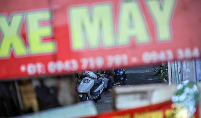 Sau rào chắn kiên cố là nhịp sống &quot;bình thường mới&quot; của người dân từ khi nới lỏng giãn cách.