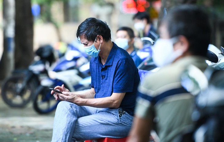 11h, rất nhiều người vẫn ngồi đợi cắt tóc trên vỉa hè phố Thái Thịnh. Khách hàng được sắp xếp ghế ngồi thoải mái để đảm bảo giãn cách. 11h, rất nhiều người vẫn ngồi đợi cắt tóc trên vỉa hè phố Thái Thịnh. Khách hàng được sắp xếp ghế ngồi thoải mái để đảm bảo giãn cách.