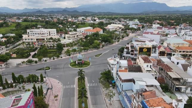 Thanh phát hiện nhiều công trình xây dựng ở thị xã Ninh Hoà có sai phạm. Trong ảnh, trung tâm thị xã Ninh Hoà
