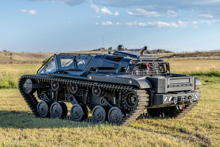 Thay vào đó, chiếc Ripsaw EV3-F4 có được những trang bị phục vụ cho việc đi offroad hạng nặng kết hợp khám phá, chẳng hạn vượt đầm lầy, đi đường tuyết, chinh phục sa mạc... Ảnh: Hemings Auction Thay vào đó, chiếc Ripsaw EV3-F4 có được những trang bị phục vụ cho việc đi offroad hạng nặng kết hợp khám phá, chẳng hạn vượt đầm lầy, đi đường tuyết, chinh phục sa mạc... Ảnh: Hemings Auction