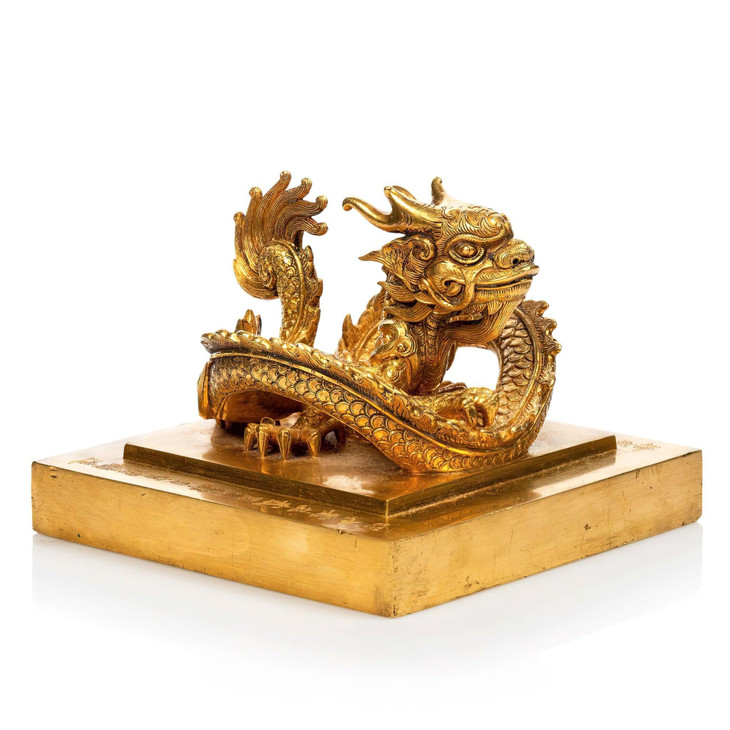 Quai ấn vàng của vua Minh Mạng đúc hình một con rồng uốn khúc, đầu ngẩng cao, mắt nhìn về phía trước, tư thế vững vàng