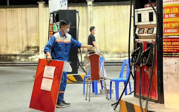 Nhân viên cây xăng trên đường Thuỵ Khuê (Tây Hồ) gỡ biển thông báo &quot;hết xăng&quot; sau khi cửa hàng này được tiếp thêm nhiên liệu