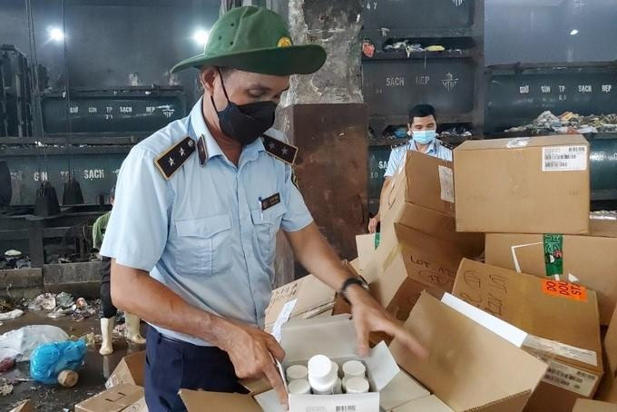 2 lô hàng mỹ phẩm và thuốc tây số lượng lớn được đưa đến nơi tiêu hủy