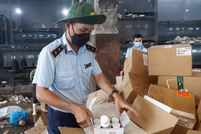 2 lô hàng mỹ phẩm và thuốc tây số lượng lớn được đưa đến nơi tiêu hủy