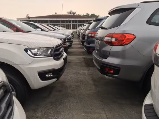 Ô tô nhập khẩu vào Việt Nam tại bãi tập kết ở Sài Đồng (Long Biên - Hà Nội)