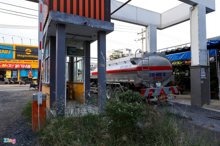 Mới đây, Sở Xây dựng kiến nghị UBND Thành phố giao Công an TP rà soát hành vi vi phạm pháp luật của Công ty Huỳnh Thông trong việc kinh doanh bất động sản tại dự án trên vì chủ đầu tư có dấu hiệu cố ý chiếm đoạt tài sản, lừa đảo và lừa dối khách hàng. Trong ảnh là cổng vào dự án Amazing City hiện đã xuống cấp, nhếch nhác không có bảo vệ trông coi.