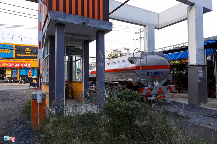 Mới đây, Sở Xây dựng kiến nghị UBND Thành phố giao Công an TP rà soát hành vi vi phạm pháp luật của Công ty Huỳnh Thông trong việc kinh doanh bất động sản tại dự án trên vì chủ đầu tư có dấu hiệu cố ý chiếm đoạt tài sản, lừa đảo và lừa dối khách hàng. Trong ảnh là cổng vào dự án Amazing City hiện đã xuống cấp, nhếch nhác không có bảo vệ trông coi.