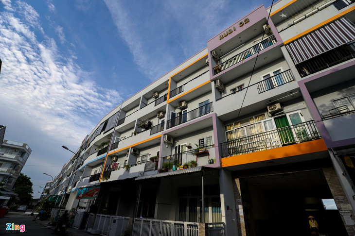 Ngoài ra, có 39 nền đất được duyệt là nhà ở liên kế nhưng chủ đầu tư đã hợp khối, xây thành chung cư 5 tầng với hơn 100 căn hộ mini để bán.