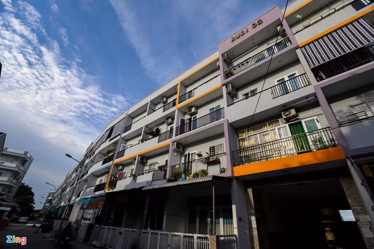 Ngoài ra, có 39 nền đất được duyệt là nhà ở liên kế nhưng chủ đầu tư đã hợp khối, xây thành chung cư 5 tầng với hơn 100 căn hộ mini để bán.