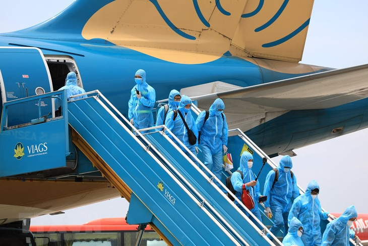 Các hành khách trên chuyến bay đặc biệt từ Đà Nẵng trở về Hà Nội