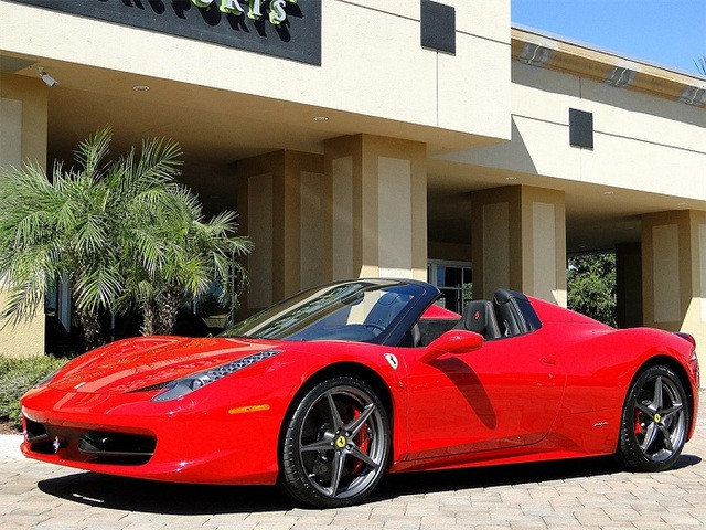 Chiếc siêu xe Ferrari F458 Spider có động cơ V8, dung tích 4.499 cc, công suất cực đại 570 mã lực tại 9.000 vòng/phút và mô-men xoắn 540 Nm tại 6.000 vòng/phút.