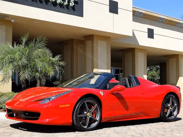 Chiếc siêu xe Ferrari F458 Spider có động cơ V8, dung tích 4.499 cc, công suất cực đại 570 mã lực tại 9.000 vòng/phút và mô-men xoắn 540 Nm tại 6.000 vòng/phút.