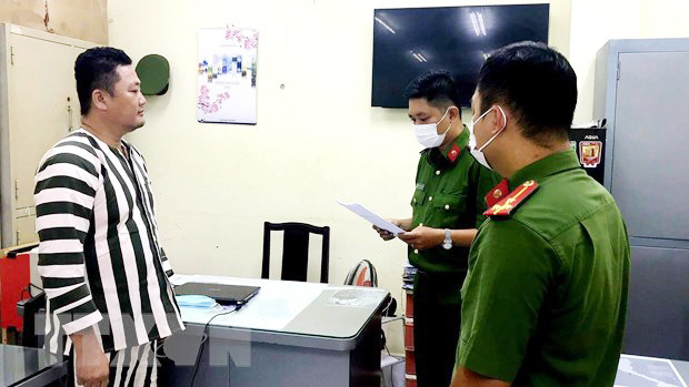 Cơ quan Cảnh sát điều tra Công an thành phố Hồ Chí Minh tống đạt các quyết định khởi tố và lệnh bắt tạm giam đối với Ngô Minh Danh