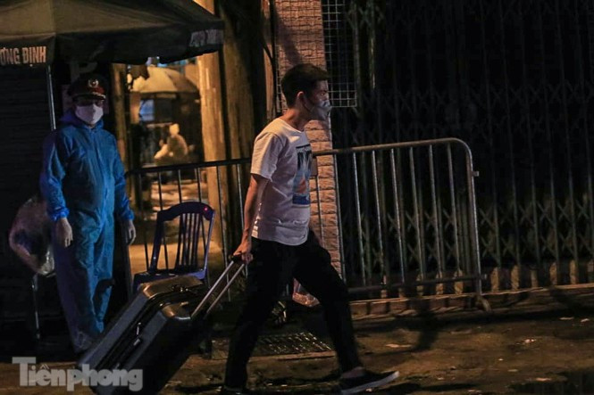 Trước đó, trong buổi chiều, Bộ Y tế đã công bố bệnh nhân 962 là N.M.C (30 tuổi), nhân viên ngân hàng, có địa chỉ tại 38 Hàng Da. Người này đăng ký thường trú tại 128 C Đại La, phường Đồng Tâm, Q.Hai Bà Trưng, nhưng hiện đang ở trọ tại số 6 ngõ 91 Nguyễn Văn Trỗi, phường Phương Liệt, Q.Thanh Xuân.