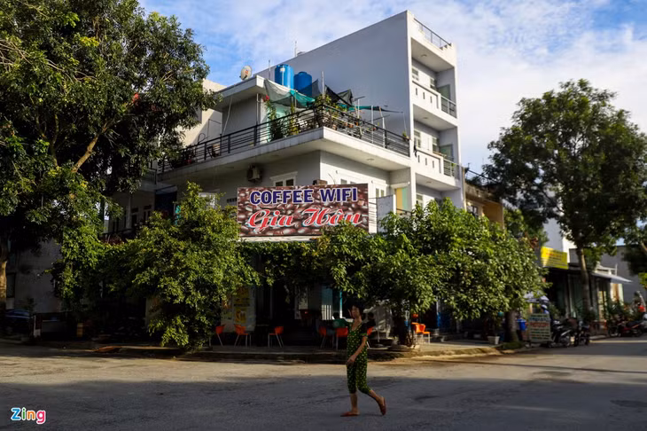 Đa số nhà xây dựng trái phép trên đất nông nghiệp của dự án Amazing City đã hoàn thiện, người dân cũng đã chuyển về đây sinh sống, kinh doanh.