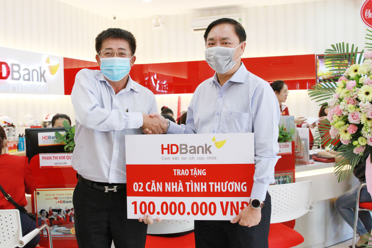 Ban lãnh đạo HDBank trao kinh phí xây dựng 2 căn nhà tình thương cho 2 hộ nghèo trên địa bàn
