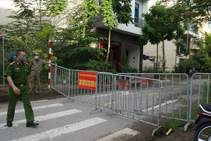 Lực lượng chức năng phong tỏa khu phố nơi bệnh nhân 950 sinh sống