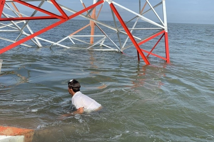 Khắc phục sự cố trụ điện bị đổ nghiêng ở xã Hòn Tre huyện Kiên Hải (Kiên Giang) Khắc phục sự cố trụ điện bị đổ nghiêng ở xã Hòn Tre huyện Kiên Hải (Kiên Giang)