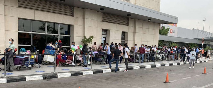 Đại sứ quán Việt Nam tại Angola đã cử cán bộ trực tiếp hỗ trợ công dân tại sân bay